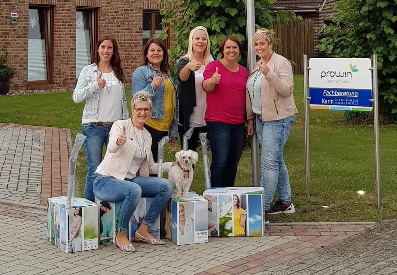 Erfolgreiche Frau mit Team im Hintergrund
